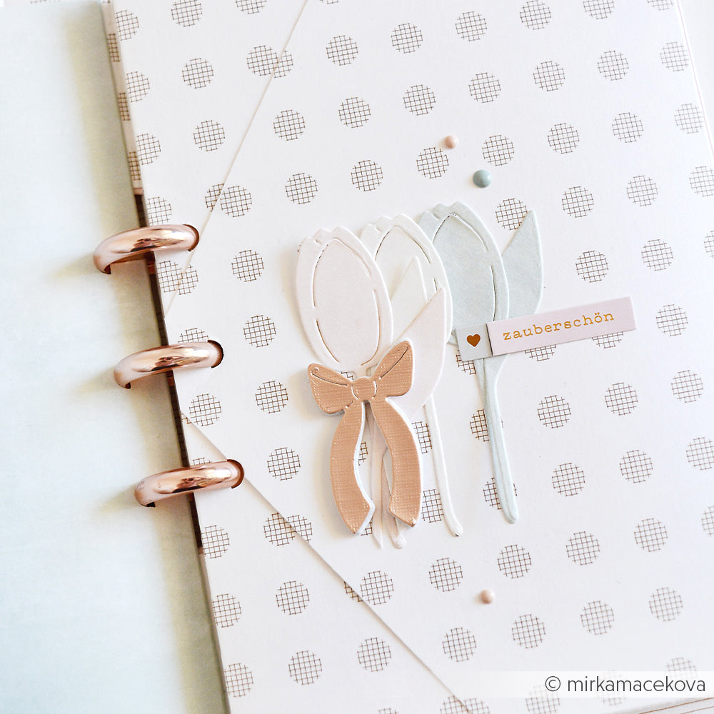 Ein dekoratives Notizbuch-Cover von Alexandra Renke mit pastellfarbenen Tulpen, einer rosafarbenen Schleife und einem zauberhaft schönen Etikett, gefertigt mit Motivstanze Tulpensträußchen und passendem Designpapier für einen zauberhaften Touch.