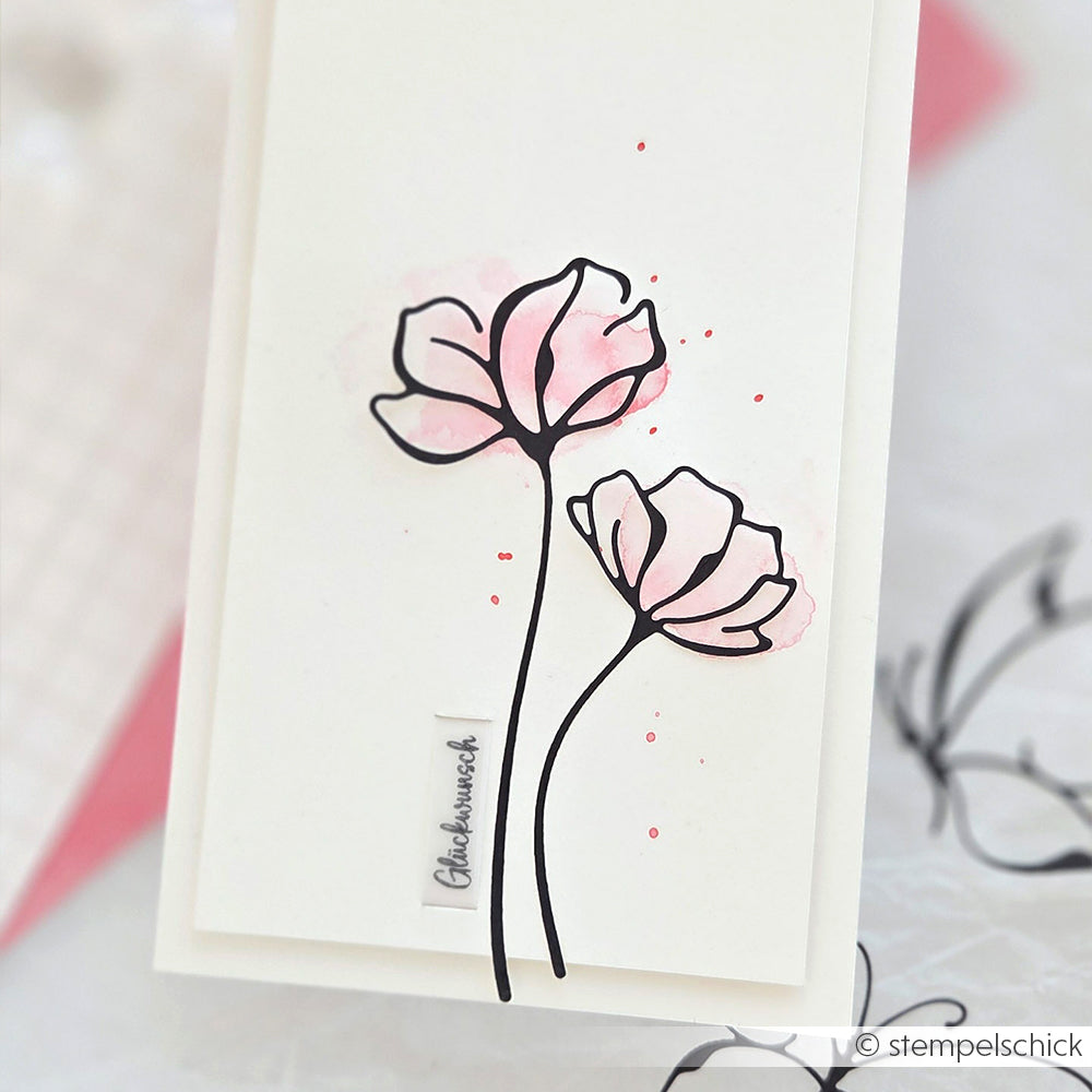 Minimalistische Grußkarte von Alexandra Renke mit zwei konturierten Blumen, zartrosa Aquarell-Akzenten und weißem Hintergrund - gestaltet mit Designpapieren und der Motivstanze Lineart Fächerblumen für eine elegante Note.