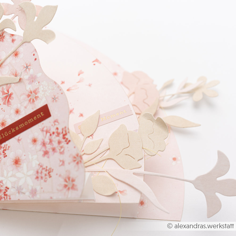 Rosa Blumengrußkarte von Alexandra Renke mit zarten DieCut Systeme Papierausschnitten und deutschem Text, gestaltet auf weißem Hintergrund.