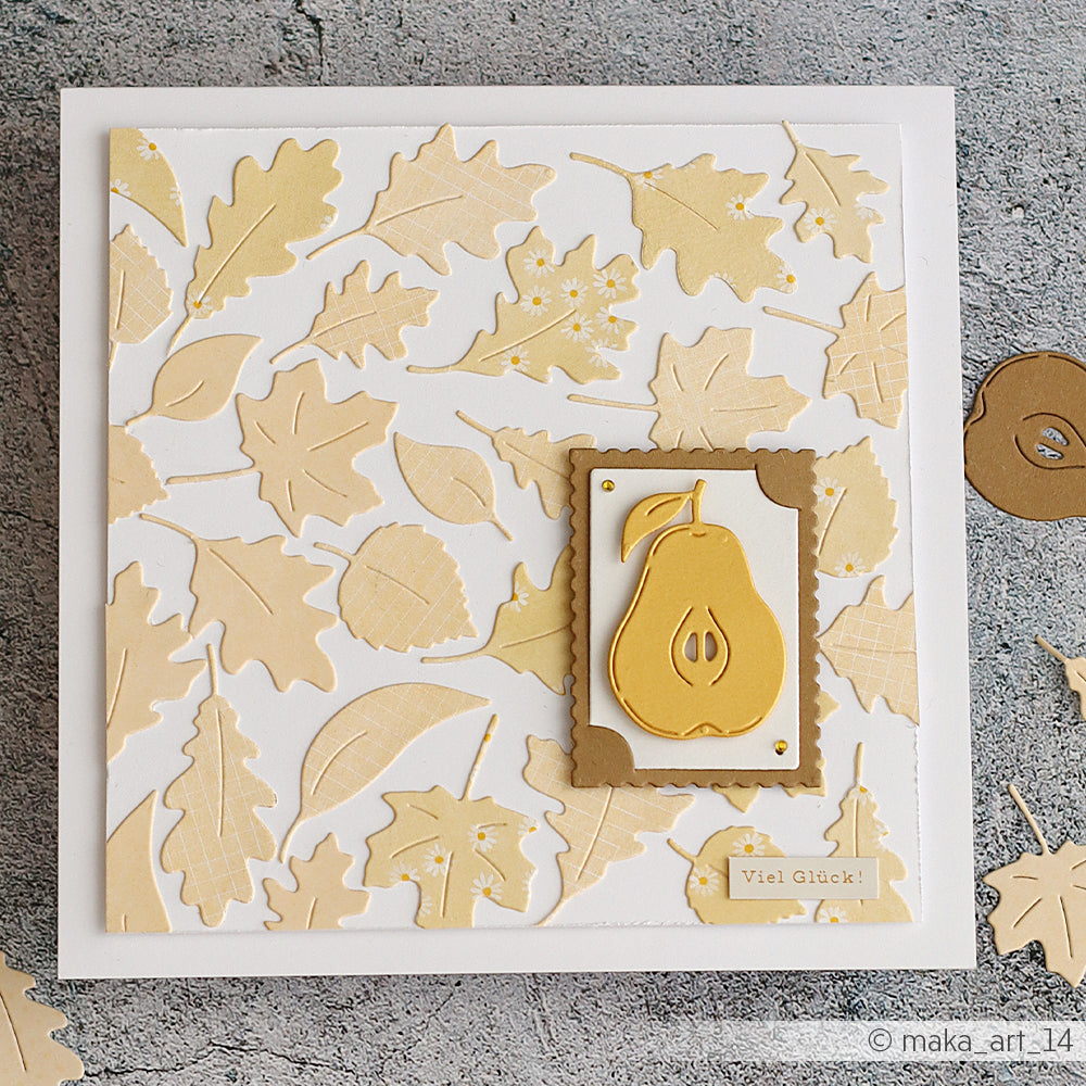 Quadratische Karte mit goldenem Blattmuster im Hintergrund und einem goldenen Birnenausschnitt, gestaltet mit der Motivstanze „Offene Birnen“, mit der Aufschrift „Viel Glück!“ in der rechten unteren Ecke – ein bezauberndes Beispiel dafür, wie Designpapiere und Motivstanzen elegante Glückwünsche zum Leben erwecken.