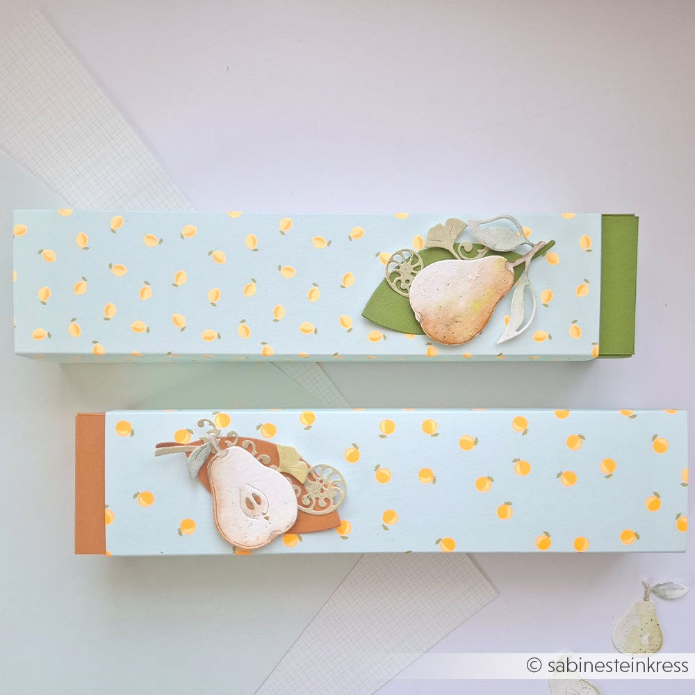 Zwei pastellfarbene Geschenkboxen mit Birnenmotiven und Punkten auf weißem Hintergrund, gestaltet mit Designpapieren und einer Motivstanze „Offene Birnen“ für einen bezaubernden, einheitlichen Look.