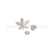 Minimalistische Illustration eines Blattes, eines Samens und einer stacheligen Schote, alles in gedeckten Grautönen auf weißem Hintergrund – ideal, um Ihren Designpapieren natürliche Eleganz zu verleihen oder in Kombination mit Stanzsystemen wie dem Motivstanze-Kastanien-Set zu verwenden.