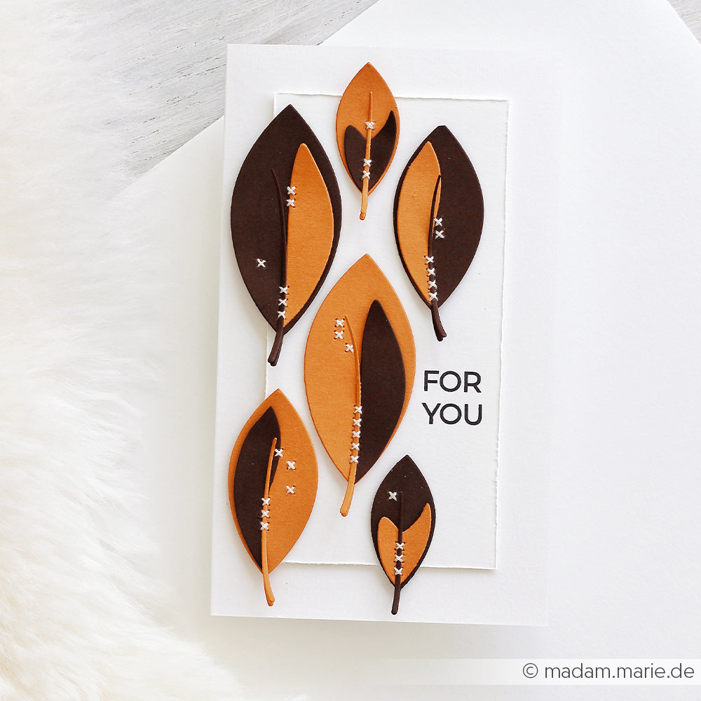 Handgefertigte Karte aus braunem und orangefarbenem Designpapier, verziert mit Blättern, die mit der Motivstanze „Blätter Trio“ ausgestanzt wurden, sowie kleinen weißen Verzierungen; der Text lautet „FOR YOU“.