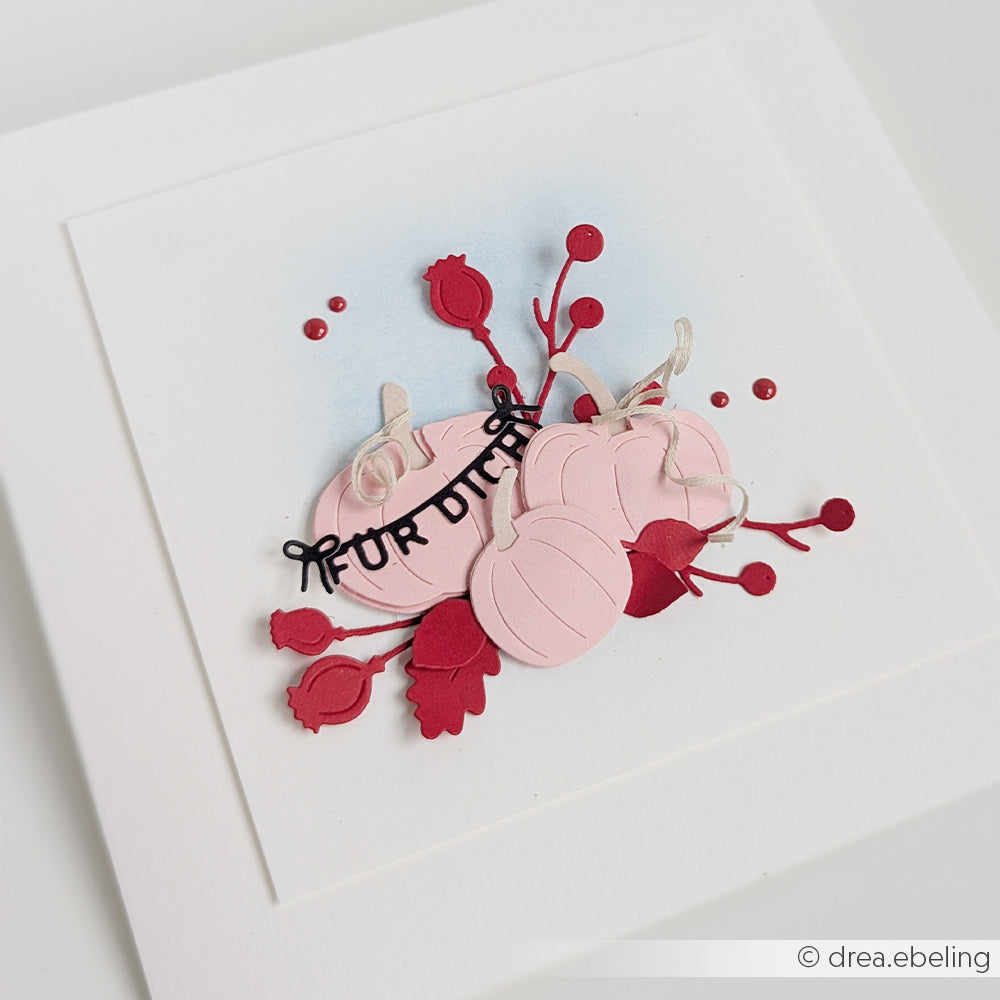 Handgefertigte Karte mit rosa Kürbissen, roten Beeren, Blättern, die mit der Motivstanze „Zierzweige“ gestaltet wurden, und einem „Für dich“-Schriftzug auf weißem Hintergrund.