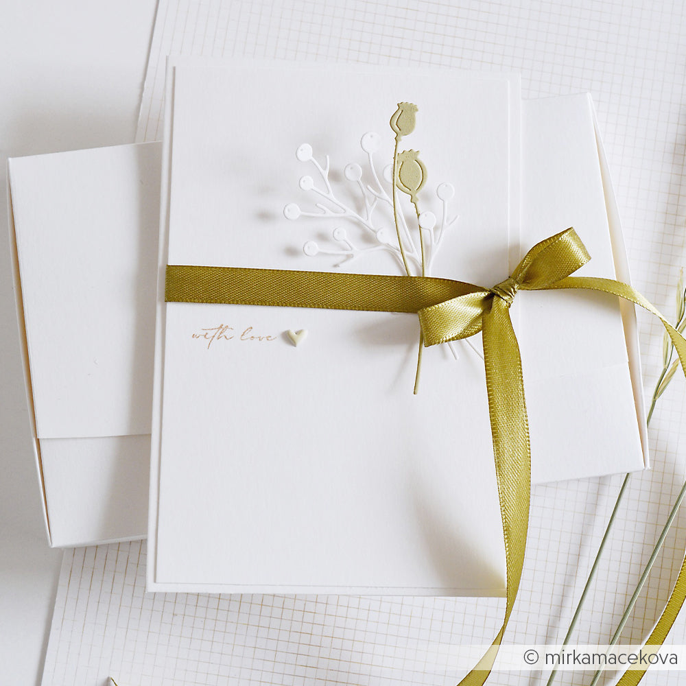 Elegante weiße Karte mit goldenem Band, Blumenverzierung und der Aufschrift „With Love“ auf kariertem Hintergrund. Die zarten floralen Details wurden mit der Motivstanze „Zierzweige“ und hochwertigen Designpapieren wunderschön gestaltet und sorgen für ein exquisites Finish.