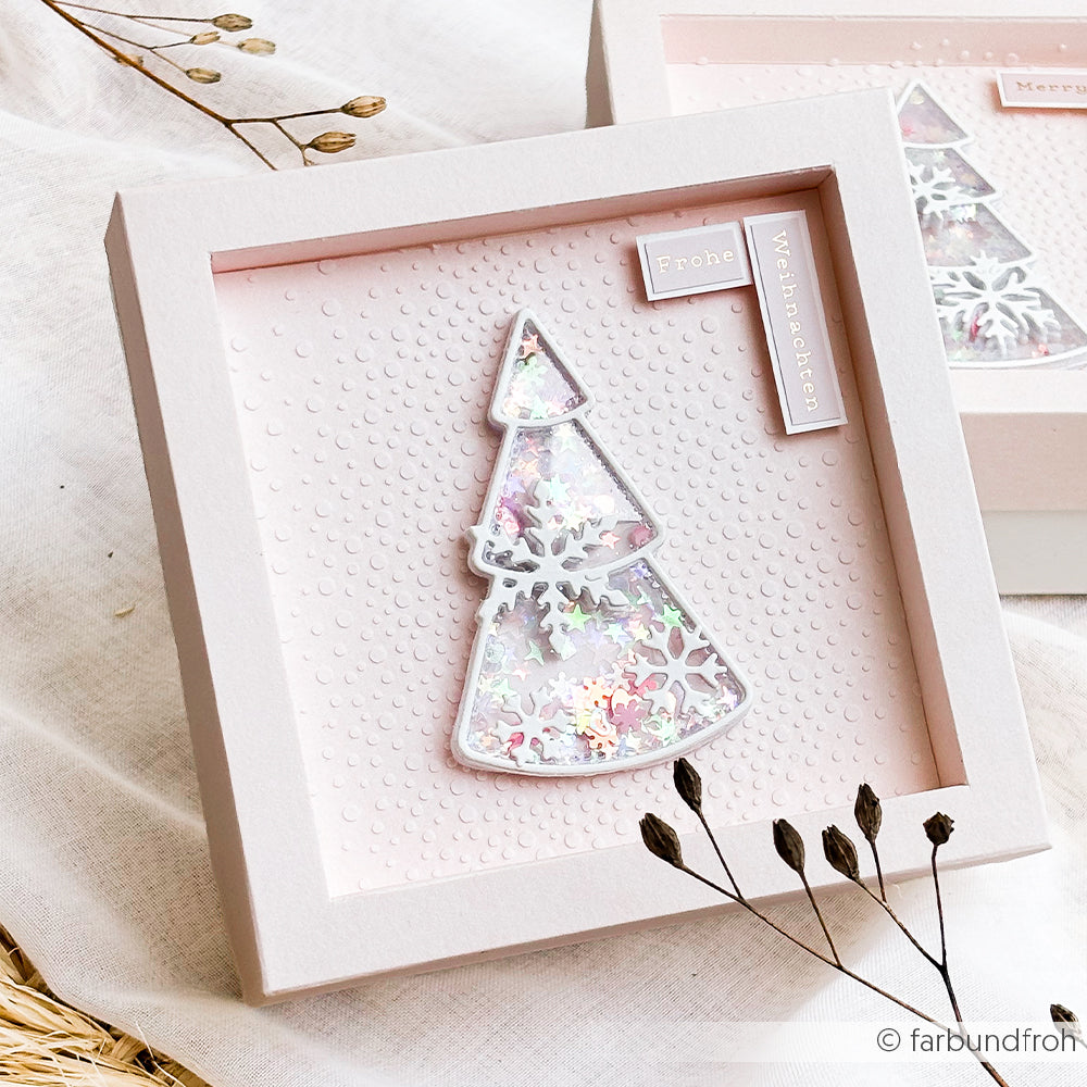 Gerahmte Karte mit einem Weihnachtsbaum im Shaker-Stil, verziert mit ausgestanzten Schneeflocken, Glitzer und Schnee.
