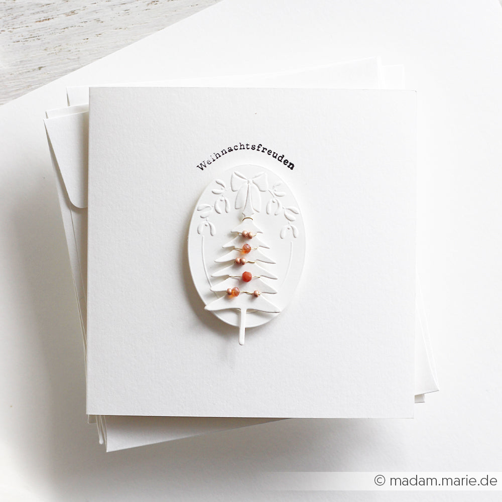 Quadratische Grußkarte mit einem geprägten Weihnachtsbaum-Motiv, gestaltet mit der Stanze Kleine Tannen.