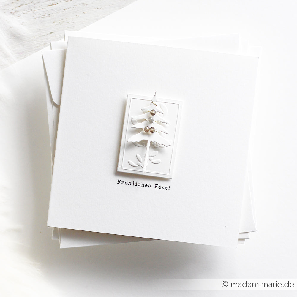 Quadratische weiße Grußkarte mit einem 3D-Weihnachtsbaum aus Papier und dem Schriftzug Fröhliches Fest!.