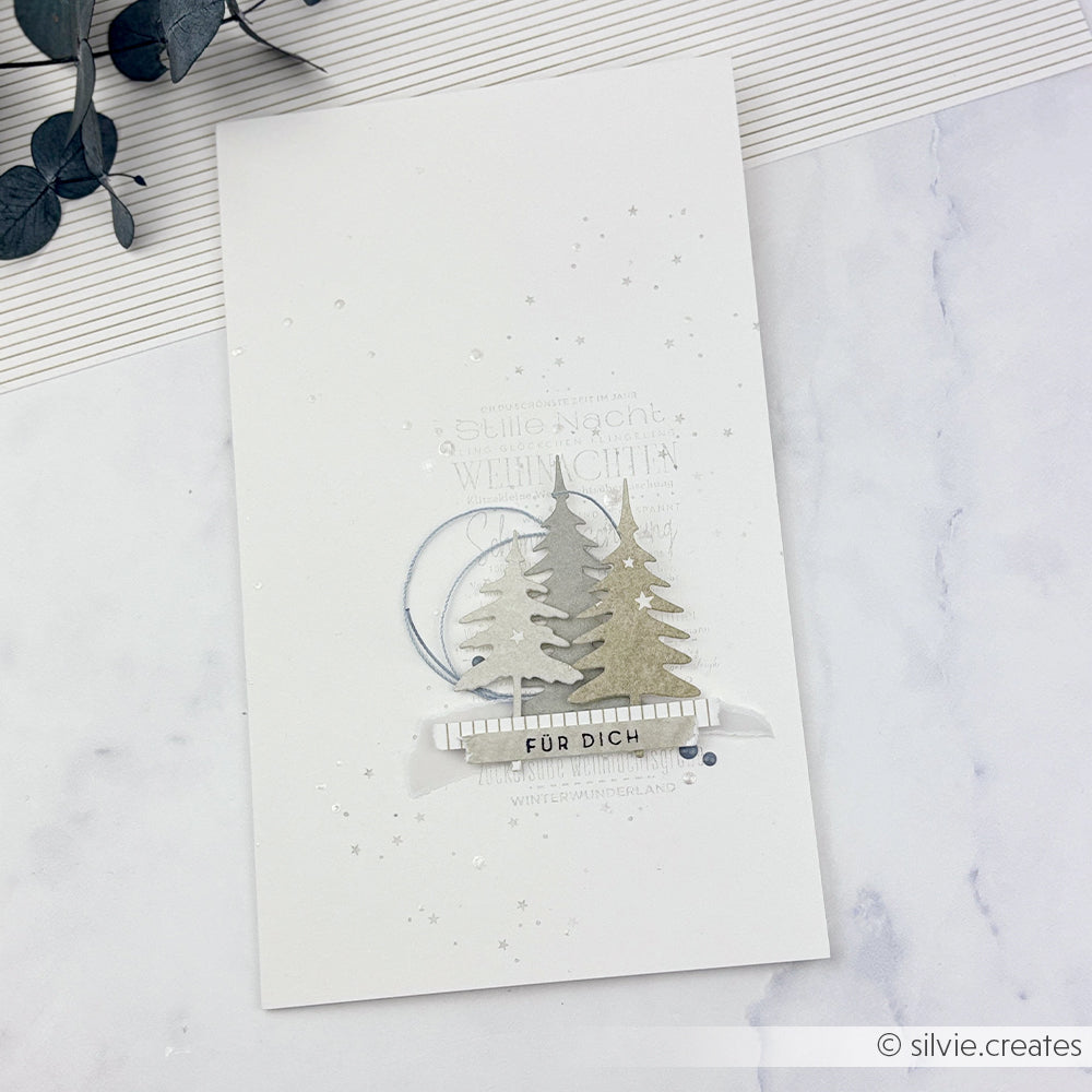 Handgefertigte Weihnachtskarte mit Papier-Tannenbäumen, die mit Stanzformen gestaltet wurden, und dem deutschen Text FÜR DICH.