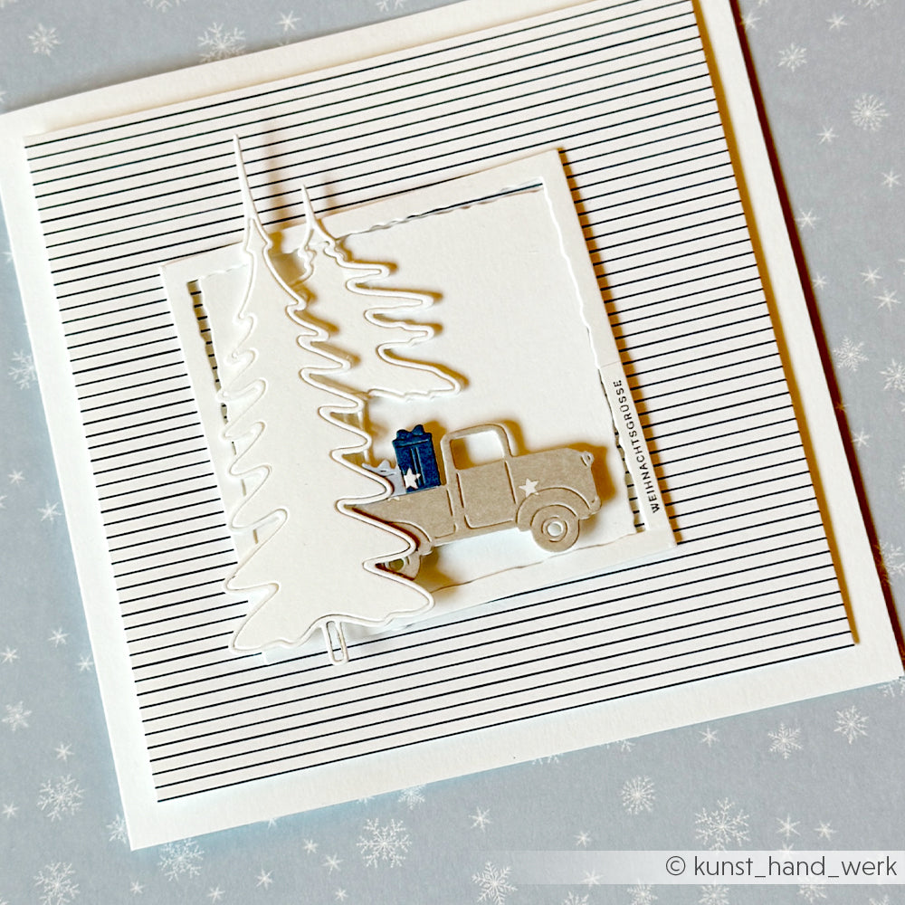 Handgefertigte Weihnachtskarte mit einem Lastwagen, einem Geschenk und den Tannenbäumen Outline Schleifentannen Duo.