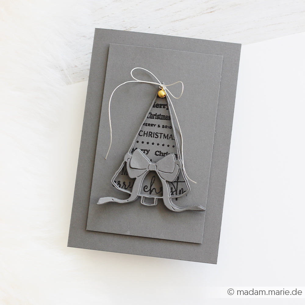 Graue Weihnachtsbaumkarte mit einem Glöckchen als Schmuck und der Aufschrift Frohe Weihnachten, gestaltet mit Designpapieren.