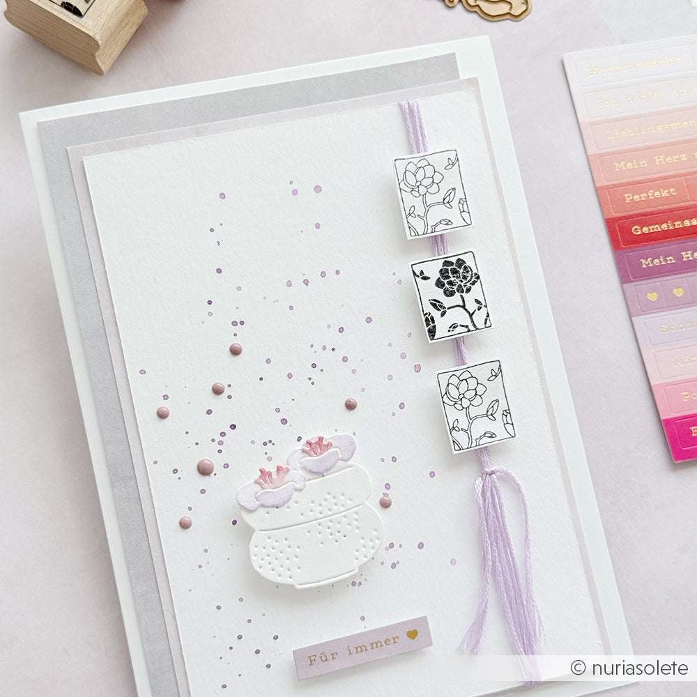 Handgefertigte Karte von Alexandra Renke mit einer Vase, rosa Punkten, drei Blumenstempeln, Blütenornamenten und einem deutschen "Für immer"-Etikett.