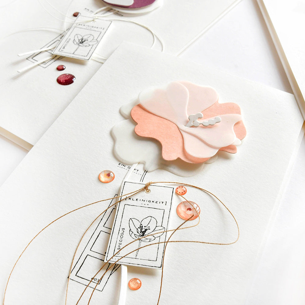 Handgefertigte Karte von Alexandra Renke mit einer geschichteten rosa Blume, goldenem Faden und dekorativen Perlen auf Weiß - ideal für Papierprojekte oder um Ihre Kreationen mit Ihrem Lieblingsholzstempel zu verschönern.