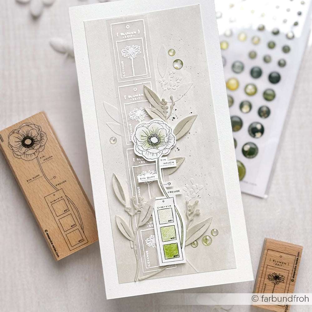 Handgemachte Blumengrußkarte von Alexandra Renke mit detailreichen Motiven, gestempelten Blumenmotiven mit Holzstempel, grünen Verzierungen und Tintenstempeln auf weißem Hintergrund.