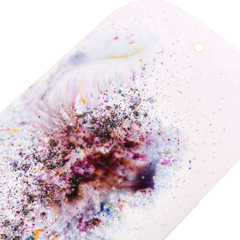 Lindy's Stamp Gang abstrakte Kunst zeigt wirbelnde lila, rosa und blaue Mischungen mit Glitter und einem kleinen runden Loch oben rechts, die magische pudrige, matte Effekte erzeugen.