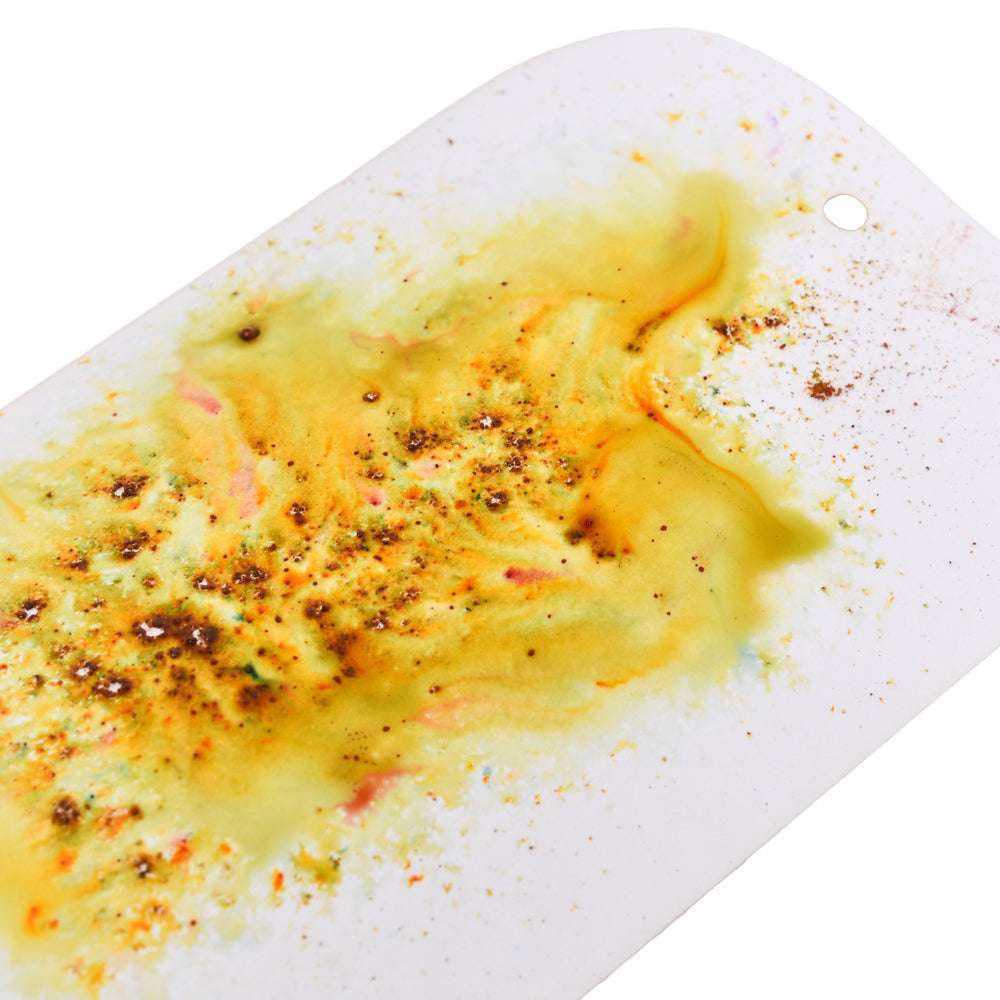 Eine klebrige Fliegenfalle, bedeckt mit toten Insekten und gelben Rückständen, zeigt einen matten Effekt, der an Lindy's Stamp Gang Magical Powder auf weißem Hintergrund erinnert.