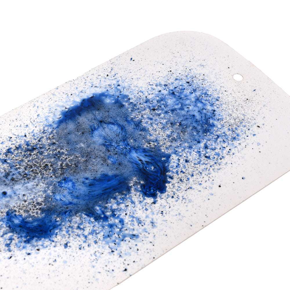 Lindy's Stamp Gang's Magical Powder in Blau und Schwarz erzeugt ein kühnes, abstraktes Spritzmuster mit einer weißen, matten Oberfläche und auffälligen Effekten.