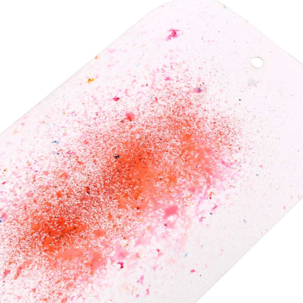 Weißer Papieranhänger mit einem Loch, bestreut mit Lindy's Stamp Gang Magical Powder in Pink und Rot für einzigartige Farbmischungen und matte Effekte in der Mitte.