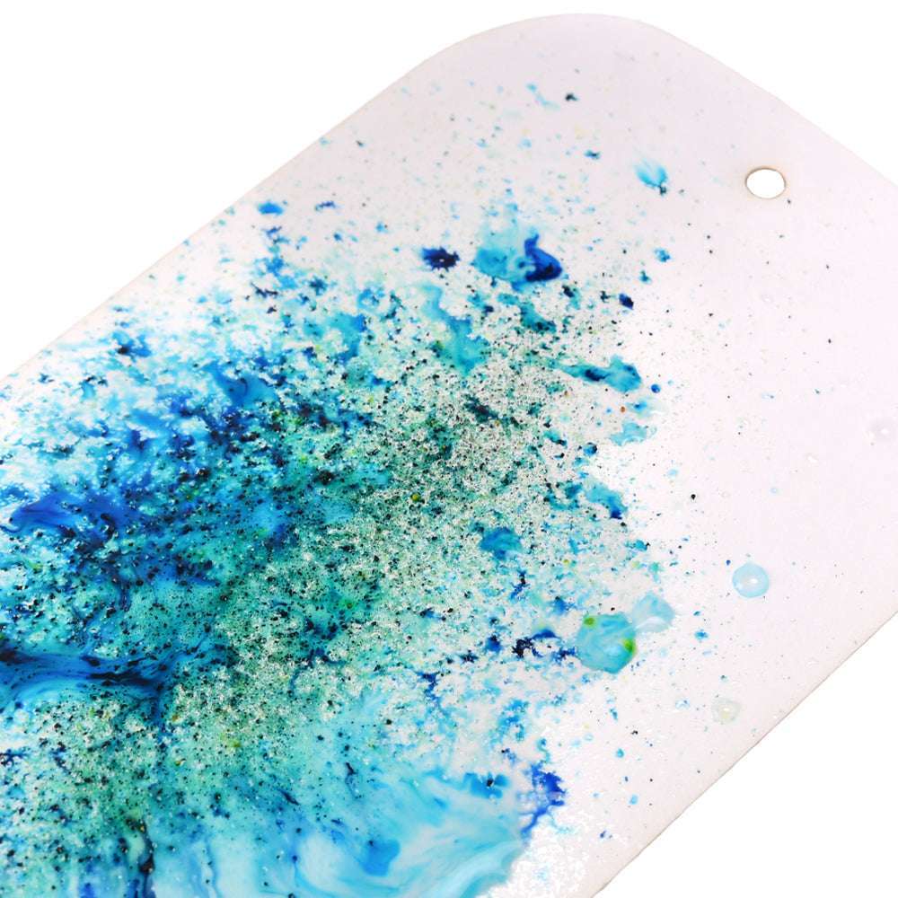 Lindy's Stamp Gang weißes Skateboard-Deck mit blauen, blaugrünen und grünen Farbspritzern mit matten Effekten und verstreuten schwarzen Flecken.