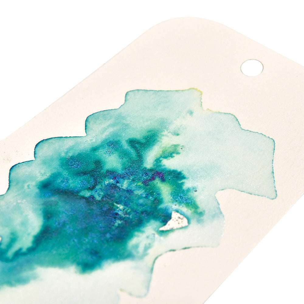 Lindy's Stamp Gang-Lesezeichen mit einem abstrakten blauen und grünen Aquarell, das mit hochpigmentiertem Pulver für lebendige Farbmischungen hergestellt wurde, und einem Loch an der Oberseite zum Hinzufügen einer Schnur.