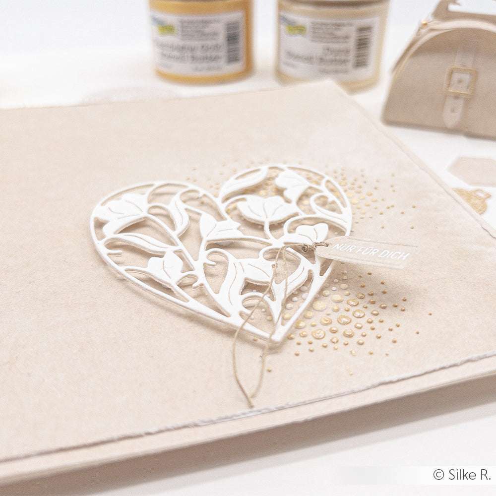 Die handgefertigte Karte von The Crafters Workshop zeigt ein weißes, verziertes Herz, das mit Modellierpaste und Mixed Media erstellt wurde und mit einem "NUR FÜR DICH"-Anhänger versehen ist.