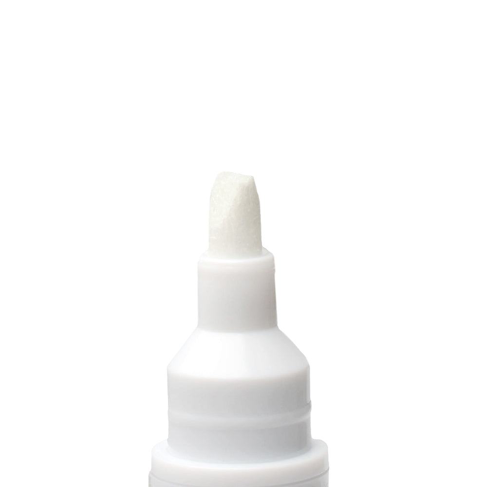 Nahaufnahme der Spitze eines Tonic Studios Nuvo Flat Tip Glue Pen vor einem schlichten weißen Hintergrund.