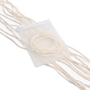 Ein durchscheinender Beutel von ☆ enthält aufgerollte weiße Seidenschnur, aus der lose Fäden herausragen – ideal für Geschenkverpackungen oder um Ihren Geschenken eine handgenähte Note zu verleihen.