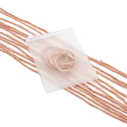 Ein durchscheinender Beutel von ☆ mit beigefarbenen, an Seidenschnur erinnernden Fäden unter teilweise sichtbarem weißem Text – ideal für elegante Geschenkverpackungen.