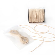 Beiges Elastikband auf Spule, inkl.. Schnur und Gummiband, in transparenter Tasche - ideal für Bastelprojekte. Marke: Alexandra Renke.