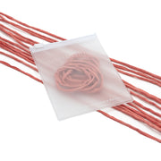 Ein mattes Reißverschluss-Säckchen von ☆ mit einem zarten Rosenmotiv, präsentiert auf rosa Seidenschnur – ideal für die Gestaltung eleganter Geschenkverpackungen.