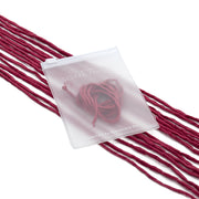 Ein durchscheinender, ☆ handgenähter Beutel mit rotem Garn im Inneren, der neben mehreren Strängen passender Seidenschnur liegt, eignet sich hervorragend für elegante Geschenkverpackungen.