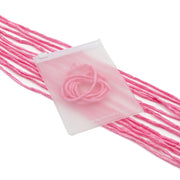 Ein durchscheinender Beutel mit rosa Schriftzug von ☆ enthält elegante rosa Seidenschnur, die teils aufgerollt, teils darunter ausgebreitet ist – eine bezaubernde Wahl zur Präsentation von Schmuckstücken oder als Teil einer liebevoll gestalteten Geschenkverpackung.