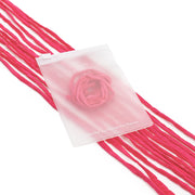 Rosa Seidenschnur-Fäden von ☆ liegen neben einem durchscheinenden, handgenähten Beutel mit Rosenmotiv und Schriftzug auf weißem Hintergrund – ideal für stilvolle Geschenkverpackungen.