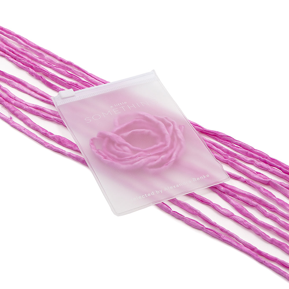 Ein durchscheinender Beutel von ☆ mit einem rosa Rosenmotiv, aufgezogen auf einer gedrehten rosa Seidenschnur, eignet sich hervorragend für wunderschöne, handgenähte Geschenkverpackungen.
