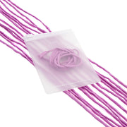 Ein durchscheinender Kartenhalter von ☆, der innen mit violetten Seidenschnur-Kordeln versehen ist und auf einem Arrangement aus weiteren, parallel verlaufenden violetten Kordeln ruht.