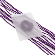 Ein durchscheinender Beutel mit einer handgenähten violetten Seidenschnur von ☆, akzentuiert durch weitere violette Bänder vor weißem Hintergrund – perfekt für elegante Geschenkverpackungen.
