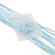 Ein mattierter Beutel von ☆ mit einer blauen Rose im Inneren, verziert mit mehreren blauen Seidenschnur-Fäden, verleiht eleganten Geschenkverpackungen den perfekten letzten Schliff.