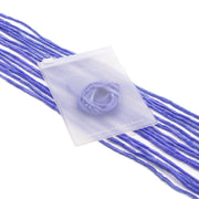 Ein durchsichtiger Beutel mit der Aufschrift ☆ hängt an einer violetten, gedrehten Seidenschnur, in dessen Inneren sich ein gewebtes Nest befindet – perfekt für handgenähte Geschenkverpackungen.