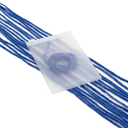 Ein durchscheinender Beutel von ☆ mit einem blauen, runden Element, der an mehreren blauen Seidenschnur-Kordeln aufgehängt ist – ideal als elegante Geschenkverpackung.