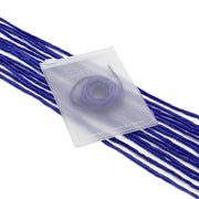 Ein durchscheinender Beutel von ☆, gefüllt mit blauer Seidenschnur und verziert mit mehreren Strängen blauer Schnur – perfekt als handgenähte Geschenkverpackung für jeden besonderen Anlass.