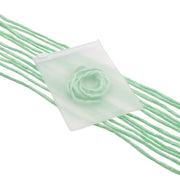 Durchsichtiger Beutel mit erhabenem Rosenmotiv, handgenäht und an einer langen, grünen Seidenschnur von ☆ aufgehängt – perfekt für elegante Geschenkverpackungen.
