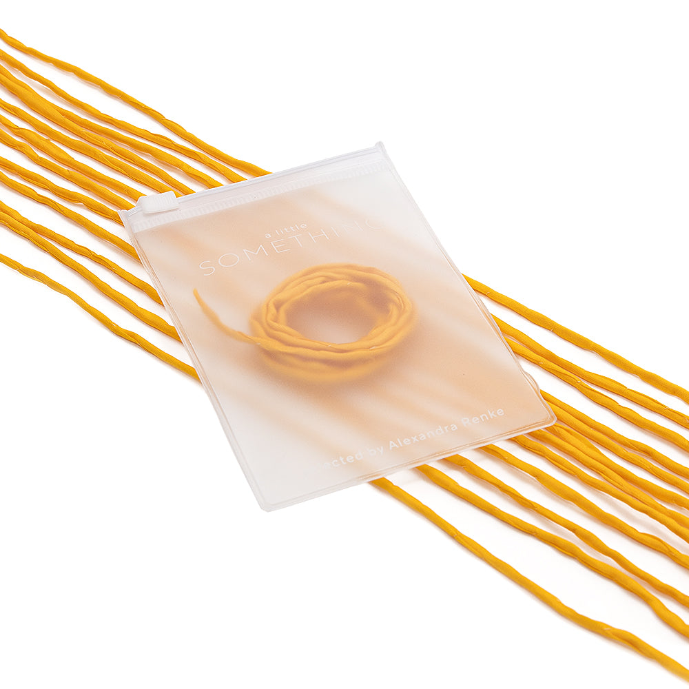 Durchsichtiger Beutel von ☆ mit gelber Seidenschnur im Inneren, handgenäht und mit passenden gelben Kordeln auf weißem Hintergrund eingefasst – perfekt für elegante Geschenkverpackungen.