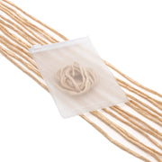 Ein halbtransparenter Beutel von ☆, sorgfältig von Hand genäht, sitzt auf langen, gedrehten, beigen Seidenschnüren und lässt dezent einen runden Gegenstand im Inneren erkennen – perfekt für elegante Geschenkverpackungen.