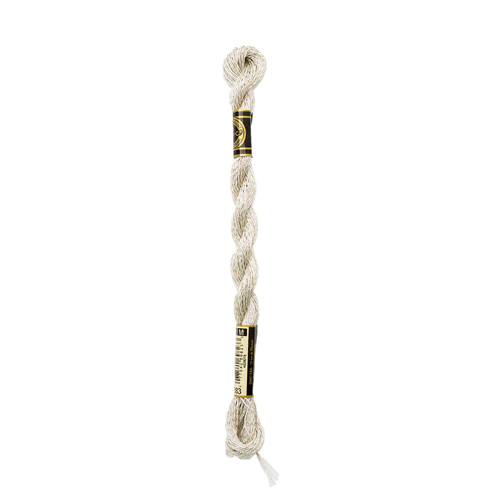Ein gedrehter Strang DMC Metallic Perlgarn in Silber, ideal für Stickereien und Bastelprojekte, mit schwarzen und goldenen Etiketten an beiden Enden.