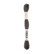 Ein Strang graues Stickgarn mit dem Etikett „DMC Eco Vita“ – dieses Stickgarn zeichnet sich durch eine weiche Textur aus, die sich perfekt für detailreiche Motive eignet.