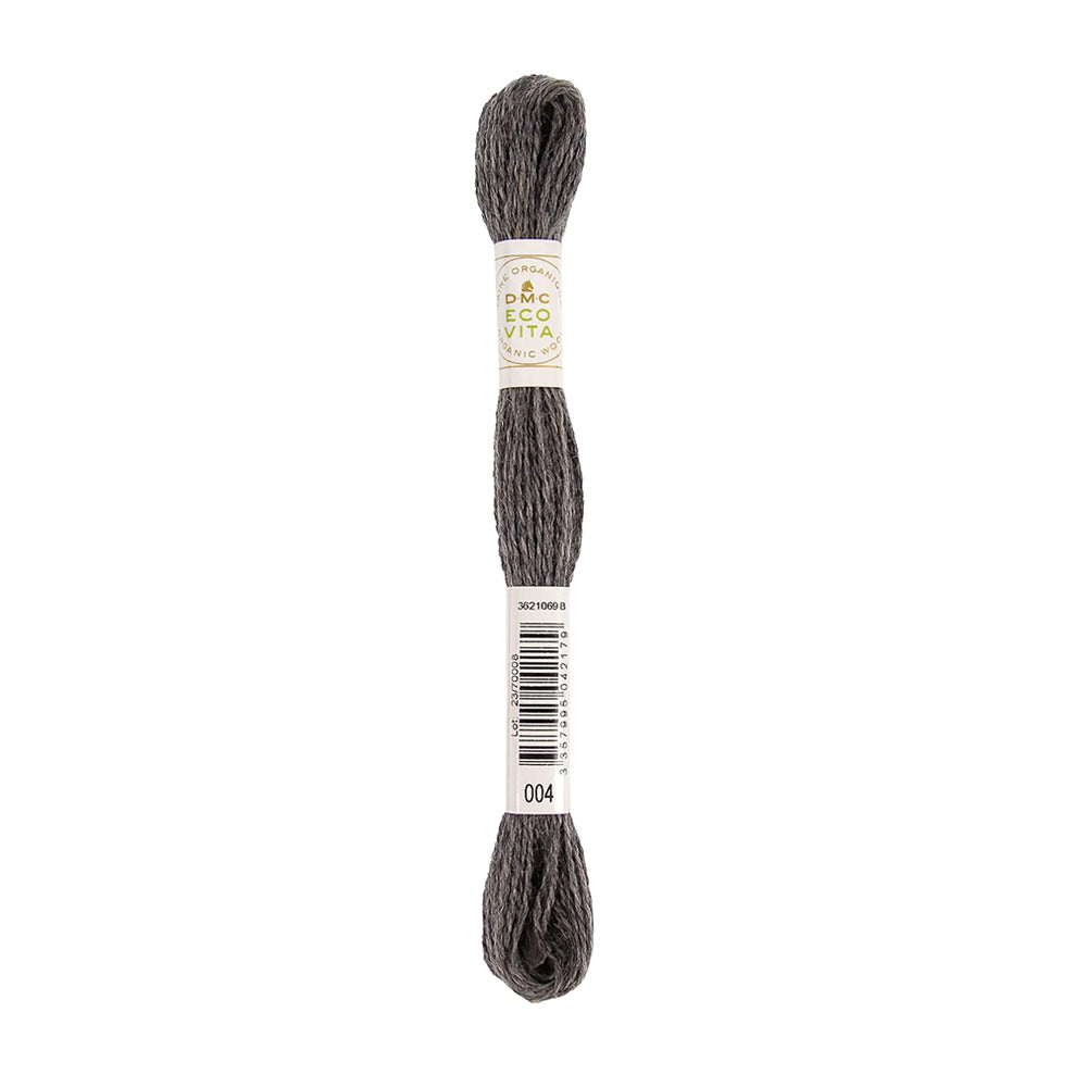 Ein Strang graues Stickgarn mit dem Etikett „DMC Eco Vita“ – dieses Stickgarn zeichnet sich durch eine weiche Textur aus, die sich perfekt für detailreiche Motive eignet.