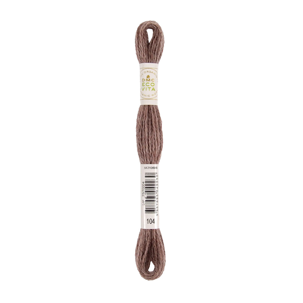 Ein Knäuel braunes Stickgarn der Marke „Ecco Vita“ mit einem Barcode und der Nummer 104. Dieses Stickgarn besteht aus natürlich gefärbtem Garn und eignet sich perfekt, um Ihren Stickprojekten eine umweltfreundliche Note zu verleihen.