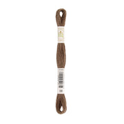Ein Knäuel braunes Stickgarn mit der Nummer 105, einem Barcode und einem Markenetikett auf der Verpackung – perfekt für Ihre Stickgarn-Projekte.