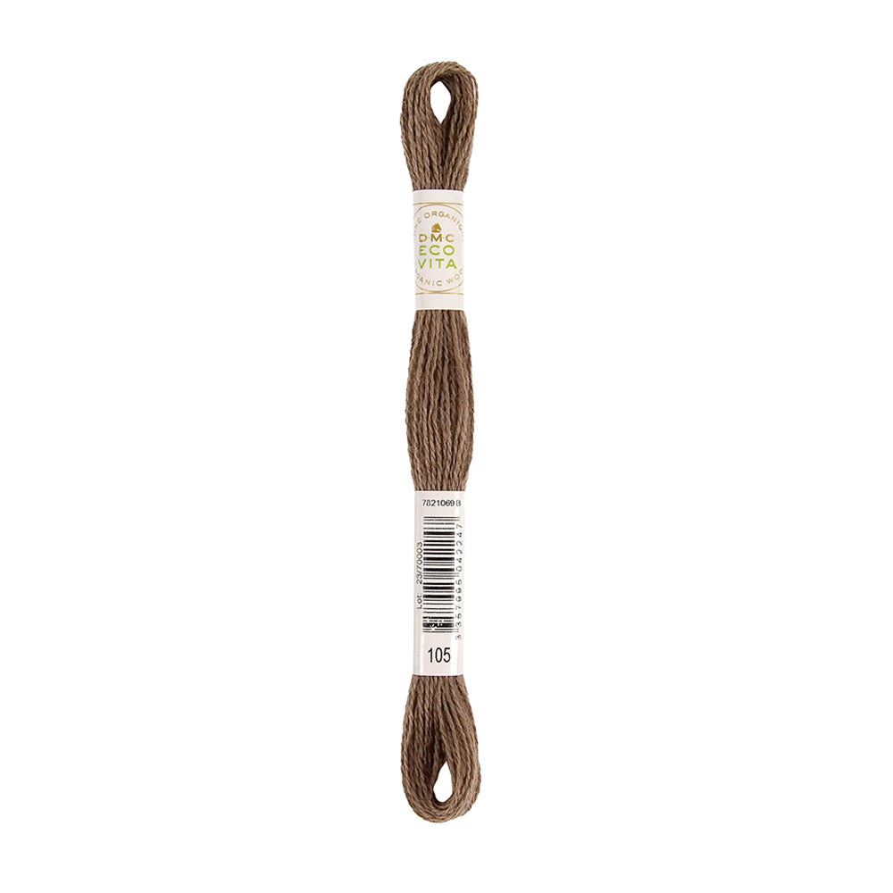 Ein Knäuel braunes Stickgarn mit der Nummer 105, einem Barcode und einem Markenetikett auf der Verpackung – perfekt für Ihre Stickgarn-Projekte.