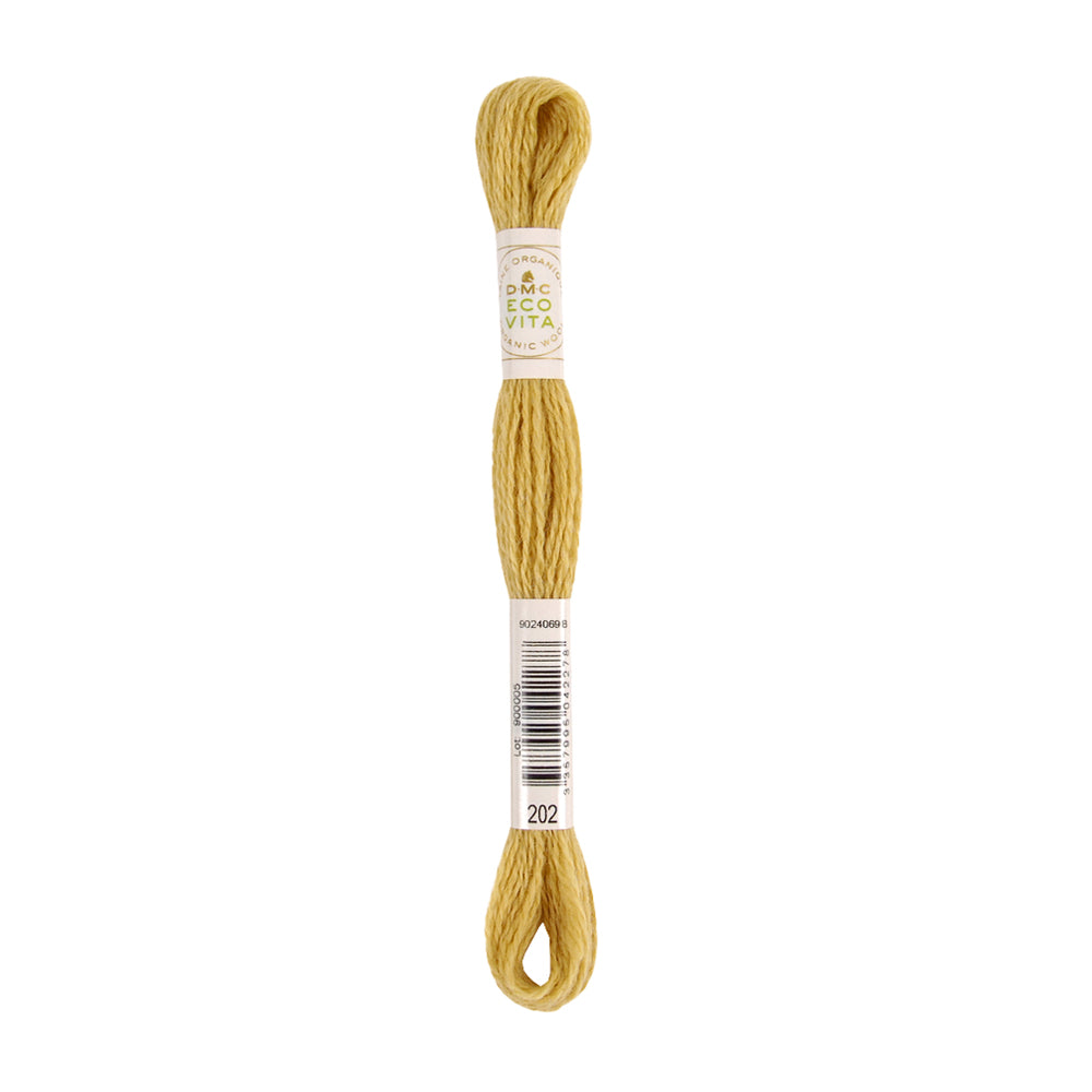 Ein gelber Strang Stickgarn der Marke „Deco Vita“ mit einem Strichcode und der Nummer 202 auf der Verpackung – dieses Stickgarn wird mit größter Sorgfalt hergestellt, um höchste Qualität zu gewährleisten. Es eignet sich perfekt für filigrane Stickereien und ist ideal für alle, die bei ihren Handarbeitsprojekten natürlich gefärbtes Garn bevorzugen.